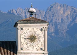 Belluno, Palazzo dei Rettori e gruppo Schiara (Foto:Francesco Sovilla)