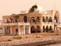 Massaua Palazzo con cupola distrutto dalle bombe