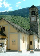 La chiesa con l'antico campanile