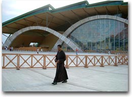 La facciata della nuova chiesa progettata da Renzo Piano (Foto:P.Ricc.)