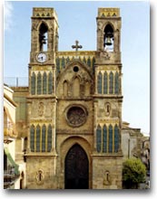 Chiesa di San Pietro con decorazioni delle facciate in maiolica