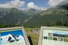 Il Großglockner, sullo sfondo, visto dall'Alpenstraße 