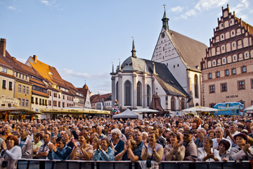 La festa davanti al duomo di Santa Maria. Credit: Stadtmarketing Freiberg GmbH/Ralf Menzel

 

