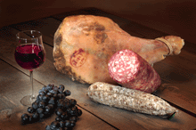 Vino e salumi toscani (© Toscana Promozione)