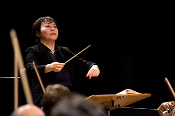 Il Maestro Xian Zhang dirige l'Orchestra Verdi. Credits: Agnes Weber