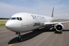 Alitalia, nuovo Boeing 767 con livrea SkyTeam