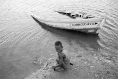 Un bimbo sulla spiaggia di Gonaives (Foto © Albertina D'Urso) 