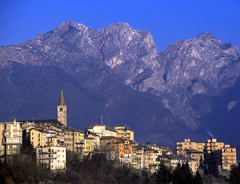 Belluno incorniciata dalle Dolomiti