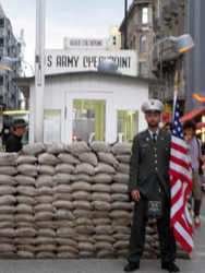 Foto ricordo al Checkpoint Charlie