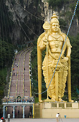 La gigantesca statua dedicata alla divinità induista Muruga a Batu Caves