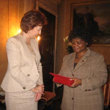 L'ambasciatore del Kenya in Italia, Ann Belinda Nyikuli, incontra il sindaco di Milano, Letizia Moratti, in Astoi