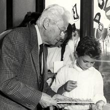 Bruno Munari inaugura l'attività didattica del Centro per l'arte contemporanea Luigi Pecchi, Prato 1988