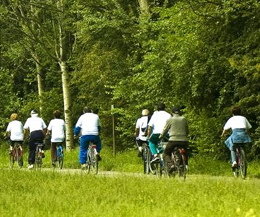 Cicloturisti nei parchi lombardi