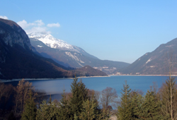 Lo specchio cristallino del lago di Molveno