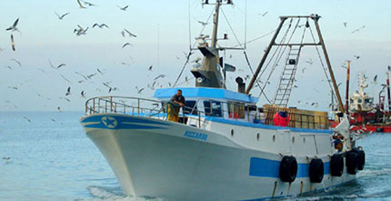 Il peschereccio che diventa guardiano del mare