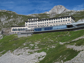 Ferrovia L'hotel Pilatus Kulm visto dal treno