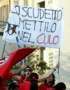 Uno striscione durante la festa milanista