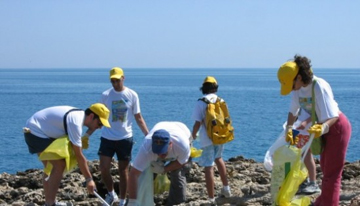 Tutti al mare per ripulire le nostre coste