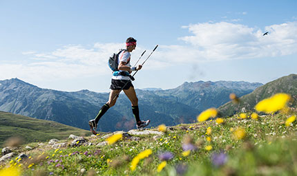 Un momento della corsa di un atleta tra panorami unici