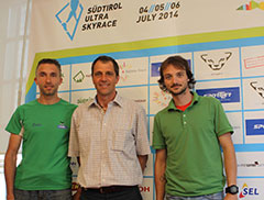 L'atleta Ulrich Gross,a sinistra, Josef Günter Mair, Presidente del Comitato organizzatore, e Andrea Zambaldi, direttore marketing di Dynafit, sponsor della gara (a destra)