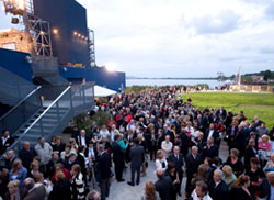 Un teatro sulle sponde del lago