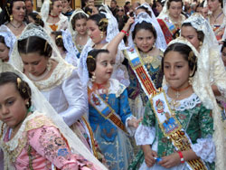 Piccole Falleras in parata